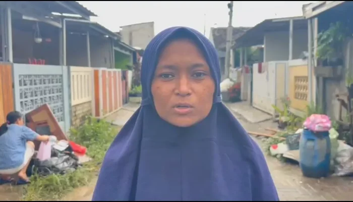 Banjir Surut, Warga Grand Sutera Serang Bersih – Bersih Dibantu Damkar