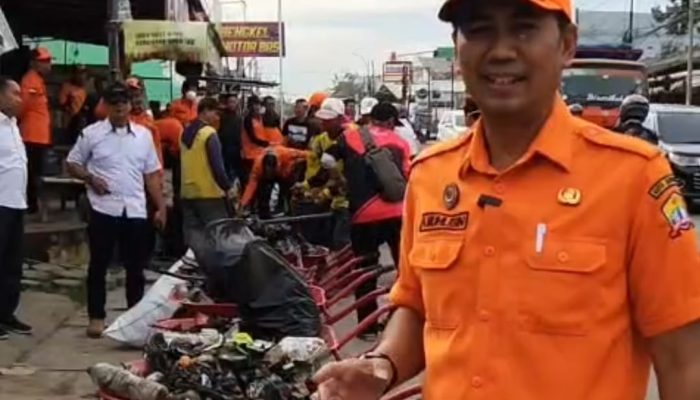 BPBD Kota Serang Ngabuburit Bersihkan Drainase Dari Sampah