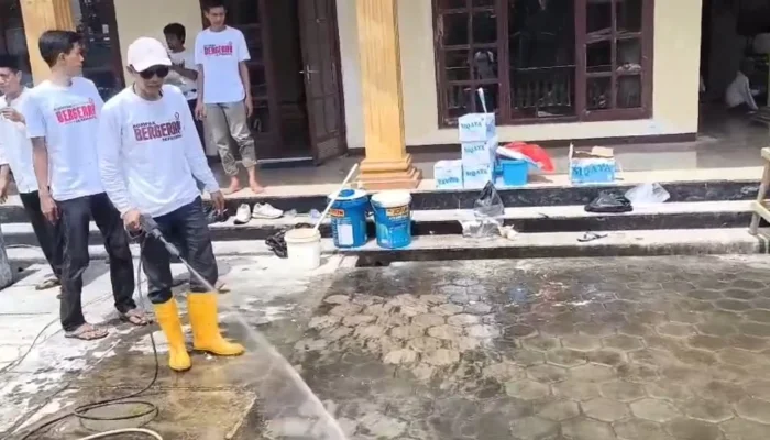 Wujudukan Indonesia Asri, Pengurus Gerindra Kota Serang Bersih – Bersih Masjid