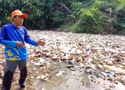 Belasan Ton Sampah Penyumbat Sungai Cibanten Dievakuasi ke TPA Cilowong Serang