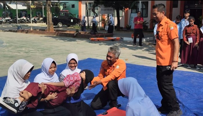 BPBD Kota Serang Bekali Siswa Mitigasi Gempa dan Evakuasi Korban Saat MPLS