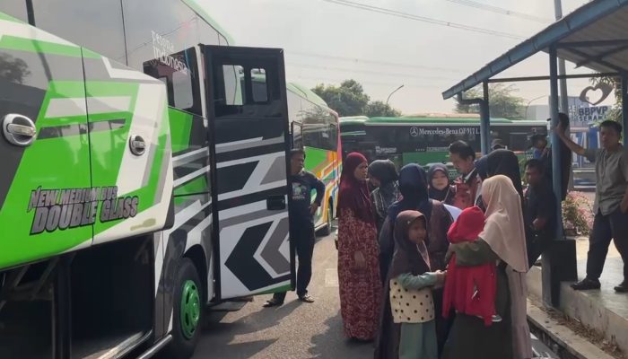 Tangis Orang Tua Iringi Pelepasan Ratusan Murid Sekolah Rakyat