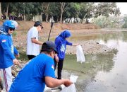 Demokrat Kota Serang Tebar 10.000 Benih Ikan di Situ Ciwaka
