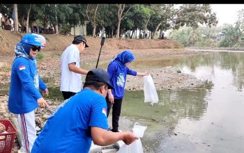 Demokrat Kota Serang Tebar 10.000 Benih Ikan di Situ Ciwaka