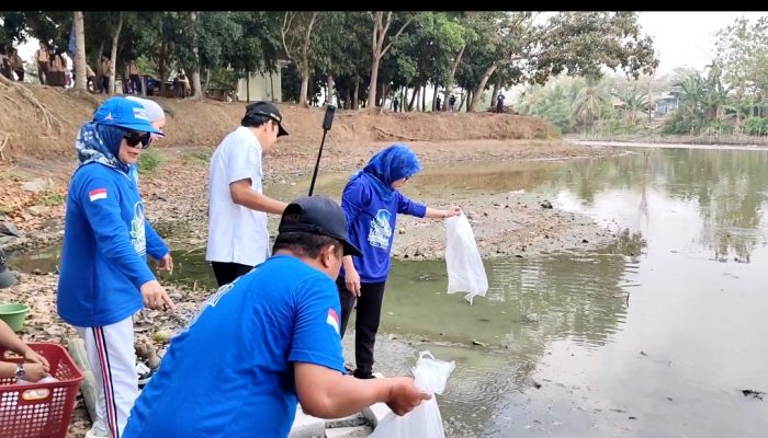 Demokrat Kota Serang Tebar 10.000 Benih Ikan di Situ Ciwaka